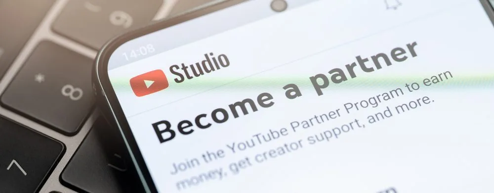 YouTube para kazanma yolları ve gelir çeşitliliği gösterimi